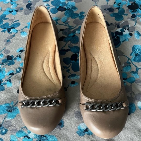 Naturalizer tan leather flat with chain on toe size 6M - Picture 3 of 6